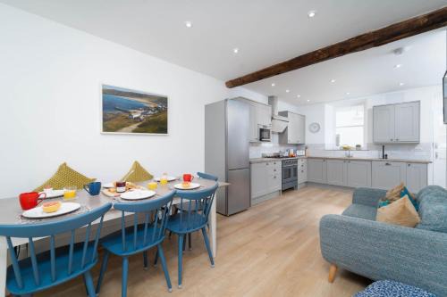 St Ives House | Oceanfront Haven: Harbour Moorings with 10/10 Guest Ratings