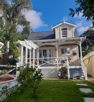 Onehunga Bed & Breakfast | Pet-Friendly Harbour View Cottage with Breakfast Included