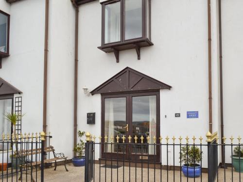 Castletown House | Harbour View: Guest Rated 9.1 with Family and Pet Amenities