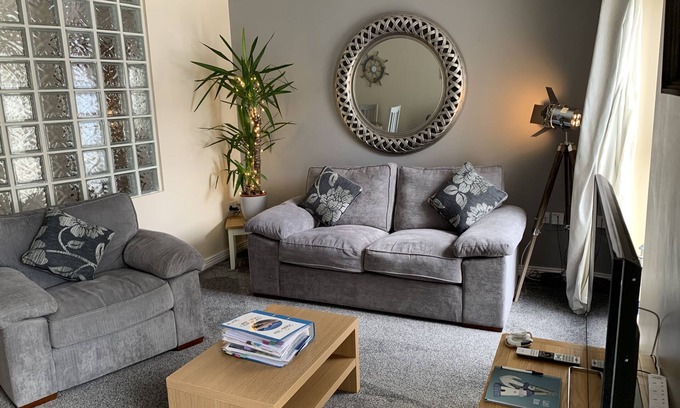 Donaghadee Apartment | Oceanfront Harbour View Apartment with Breakfast Included