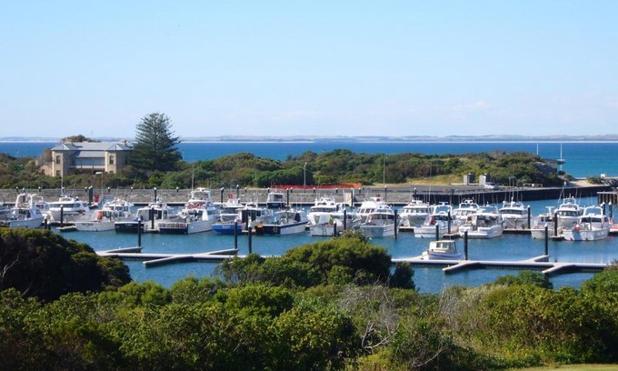 Waterhouse Hotel | Cozy Harbour View Motel with Ocean Views and Breakfast