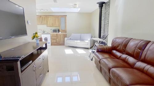 Kilkilloge Apartment | Family-Friendly Harbour View in Mullaghmore, Sligo - 9/10 Rated