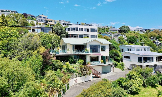 Stepneyville Apartment | Harbour View - Three: Oceanfront Apartment with Spa & Breakfast