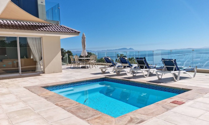 Mountainside Apartment | Harbour Views: Breathtaking Ocean Vistas Await You