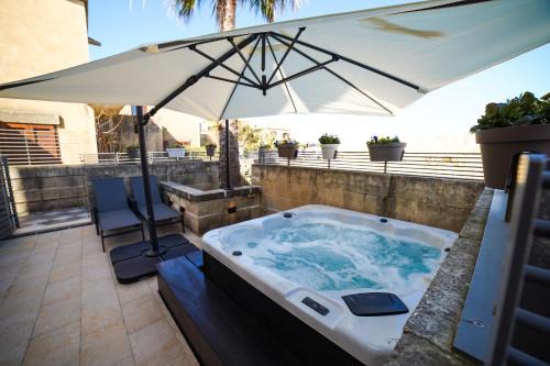 Ghajnsielem House | Oceanfront Duplex Maisonette with Hot Tub & Scenic Views