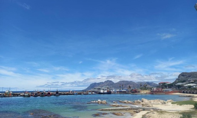 Kalk Bay Apartment | Oceanfront Harbour Views - A Family-Friendly Escape