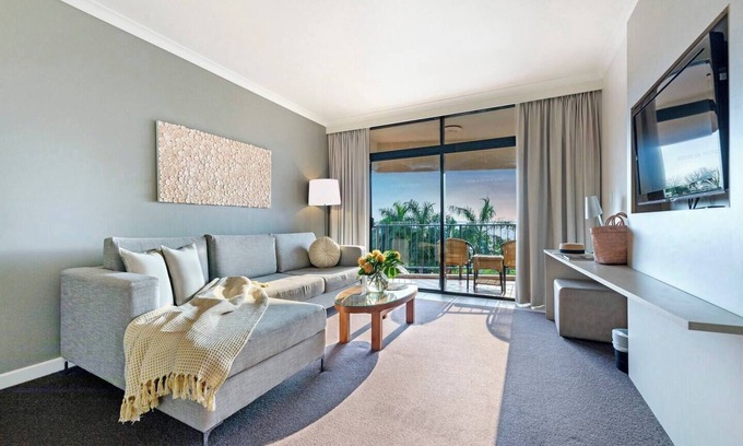 Darwin City Centre Apartment | Escape to Harbourfront Darwin: Pool & Scenic Sea Views