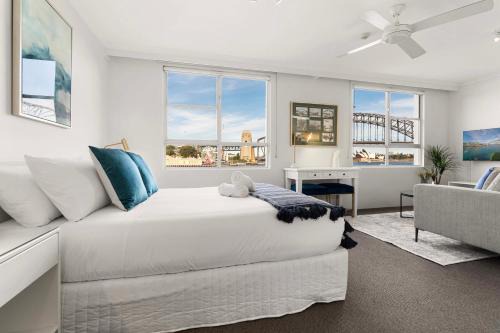 McMahons Point Apartment | Harbourside #15: Relax by the Pool at a 4-Star Retreat