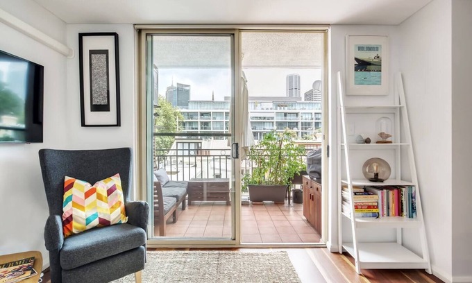 Woolloomooloo Apartment | Harbourside at Woolloomooloo: Relax with Balcony Views