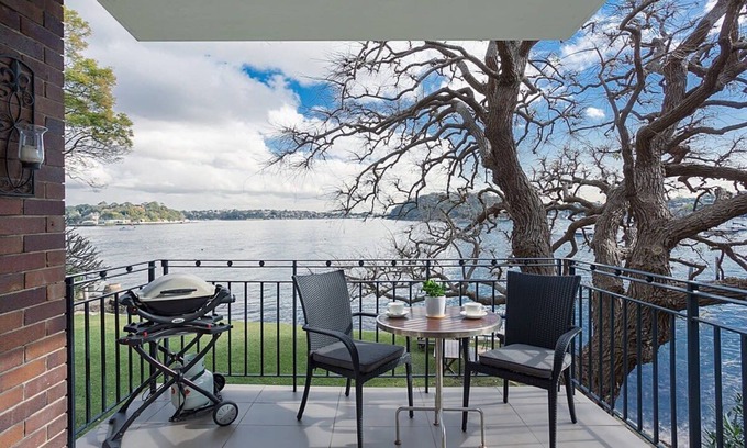 McMahons Point Apartment | Stylish Harbourside Apartment with Family-Friendly Amenities
