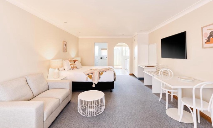 Bermagui Hotel | Oceanfront Harbourview House with Hot Tub & Pet-Friendly Stays
