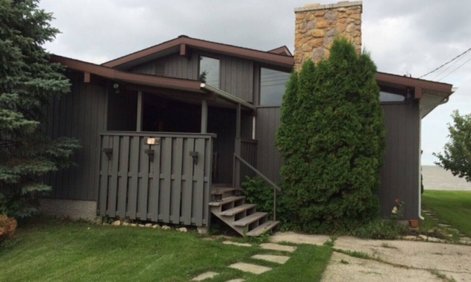 Gimli Cottage | Harbourview House: Pet-Friendly Retreat with Ocean Views