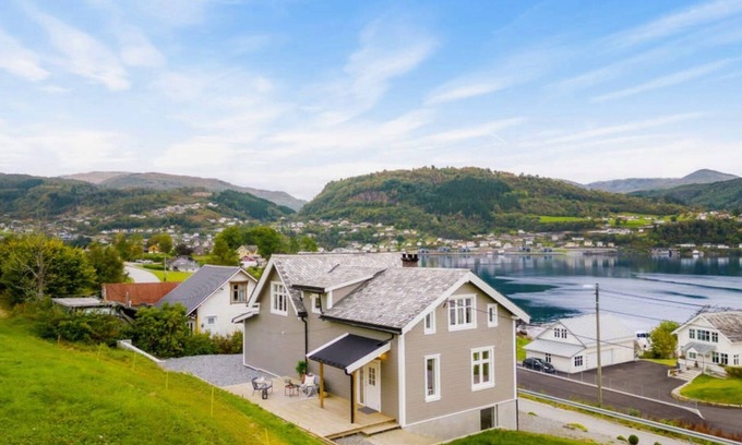 Oystese House | Elegant Hardangerfjord Hideaway with Ocean View & Spa
