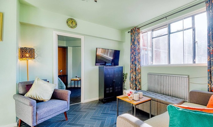 West Putney Apartment | Welcoming Home in Putney with Kitchen & Breakfast Included