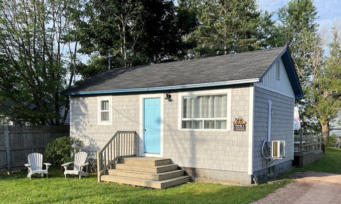 Pointe-du-Chene Cottage | Relax at Hardy’s Parlee Beach Cottage with Spa & Hot Tub