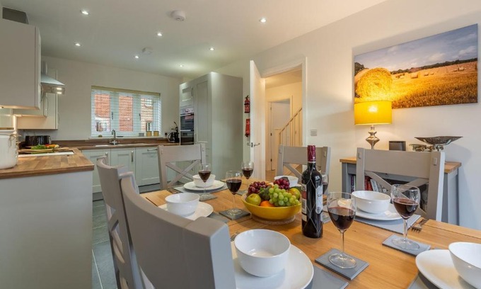 Bodham House | Cozy Hare Cottage: Pet and Child-Friendly Retreat