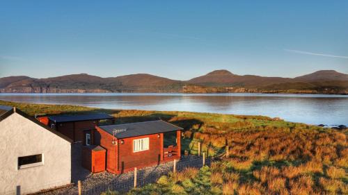 Caroy Ski Chalet | Oceanfront Harlosh Log Cabins - Guest Rated 10/10 Stay