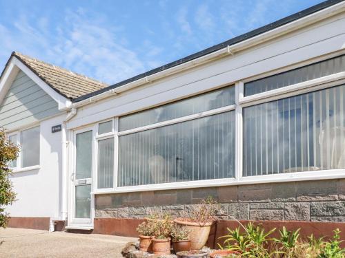 Mevagissey House | Discover Harlyn: Guest Rated 9.7 & Pet-Friendly Retreat