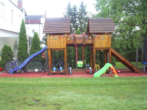 Sostogyogyfurdo Apartment | Harmatcsepp Apartmanház: Family-Friendly Retreat Awaits
