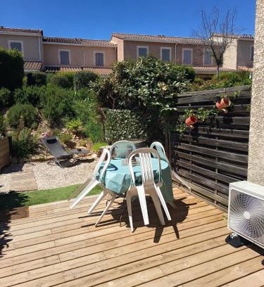 Calvisson House | Cozy Maisonnette for 4 with Oceanfront Pool Access