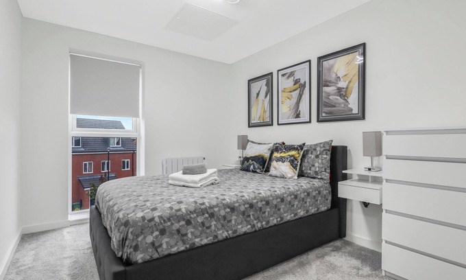 Coventry Apartment | Harmony: 5 Mins to Coventry Centre, Balcony, Fast WiFi & Workspace!