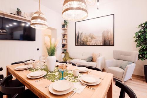 Old Town Apartment | Harmony Apartment: Eco-Friendly Stay for 9 in Riga Old Town