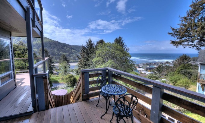 Yachats House | Oceanfront Escape with Pet-Friendly Amenities & Hot Tub