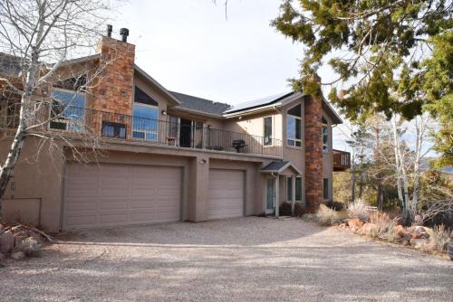 New Harmony Bed & Breakfast | Pet-Friendly Harmony Belle at Kolob Canyon - 10/10 Rated