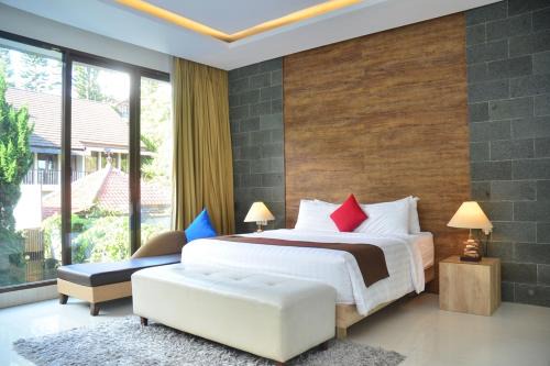 Bandung Villa | Private Pool Retreat at Cemara Villa - Rated 10/10!