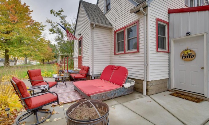 Harmony House | Cozy Home with Fire Pit, 5 Miles to Niagara Cave