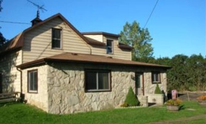Kingsville Cottage | Escape to Harmony House: Family-Friendly Retreat on Pelee Island