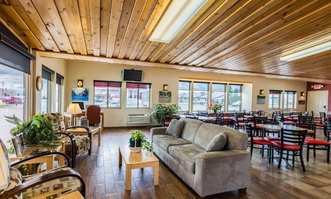 Valentine Hotel | Pet-Friendly Harmony Inn & Suites - Ideal for Families
