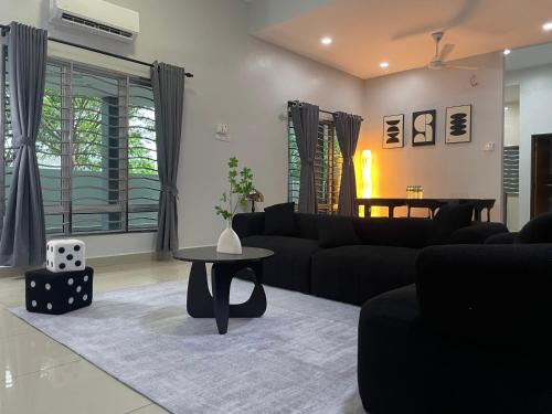Sungai Pelek House | Pet-Friendly Harmony Lodge: Ideal for Family Getaways