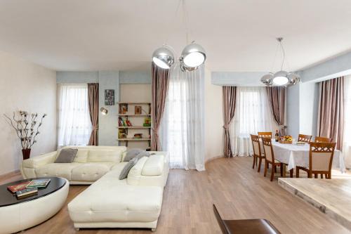 mtatsminda Apartment | Experience Harmony Place: 4-Star Comfort & Family-Friendly Amenities