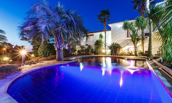 Hallim Hotel | Discover Harmony Resort: Family-Friendly with Pool & Dining