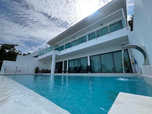 Maret Villa | Stunning Harmony Sea View Villa: 4-Star Oceanfront Escape