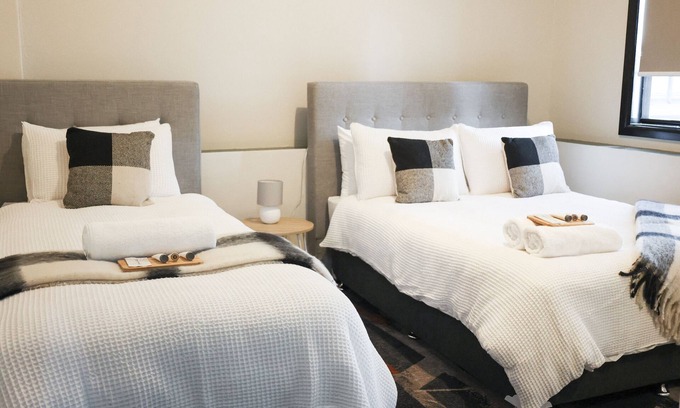 Wollongong Hotel | Discover Comfort at Harp Hotel with Breakfast & Family Amenities