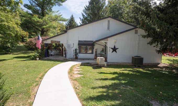 Nashville House | Pet-Friendly Harper Valley Cottage with Hot Tub & Kitchen