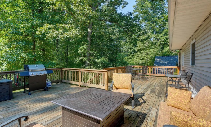 Kabletown Cabin | Experience Harpers Ferry Cabin - Steps from Private Lake!