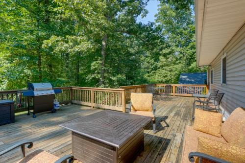 Kabletown House | Family-Friendly Harpers Ferry Cabin Steps from Private Lake