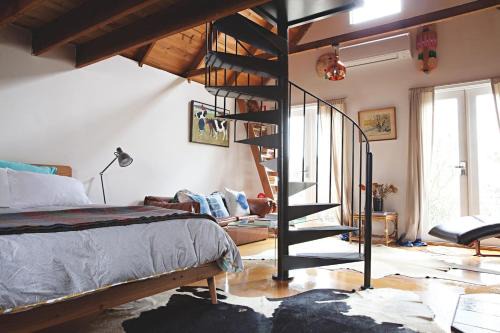 Kyneton House | Enchanting Harpsichord House: Pet & Child Friendly Retreat