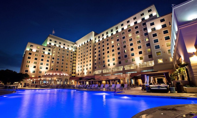 East Biloxi Resort | Relax at Harrah's Gulf Coast: Pool, Spa & Family Amenities