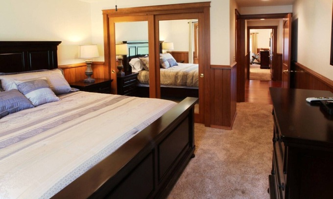 Klamath Lake House | Discover Harriman Springs Resort Cabin 1 with Breathtaking Views