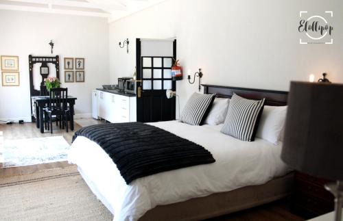 Hilton Bed & Breakfast | Highly Rated Harrington House: Pet Friendly with Pool Access
