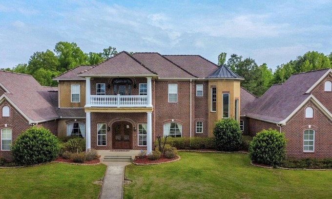 Tougaloo Bed & Breakfast | Discover Harris Estates: A Tranquil Retreat with Spa & Pool
