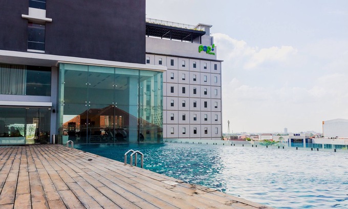 Laweyan Hotel | Top-Rated Harris Hotel & Conventions Solo with Pool & Spa