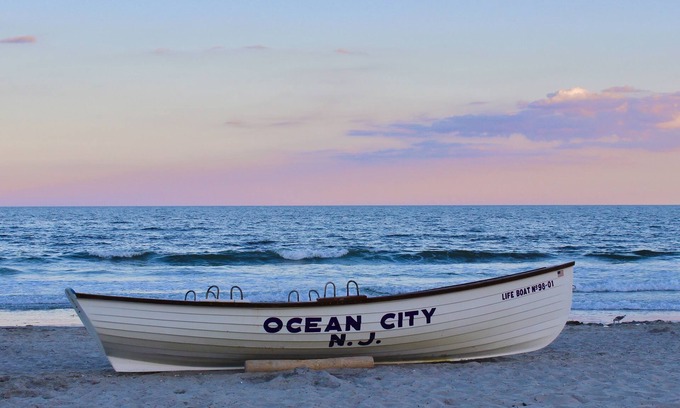 North End Hotel | Beachside Retreat at Harris House with Pool & Breakfast