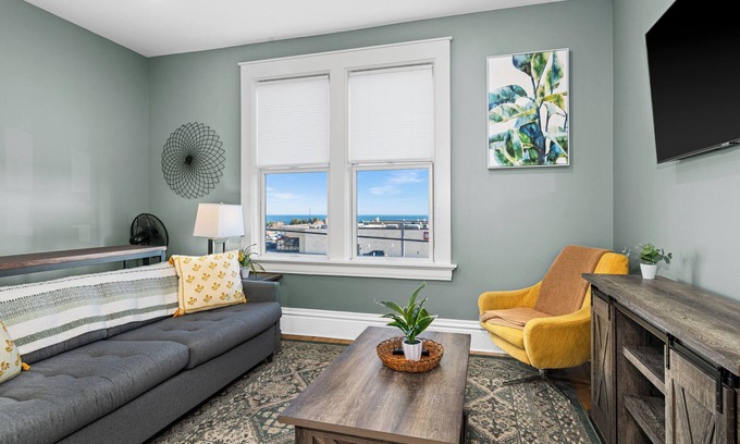 East Hillside Apartment | Outstanding Harris House 4: Urban Apt on St. Luke's Campus
