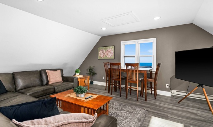 East Hillside Apartment | Harris House 5 | Pet-Friendly Urban Apartment Near Lakewalk