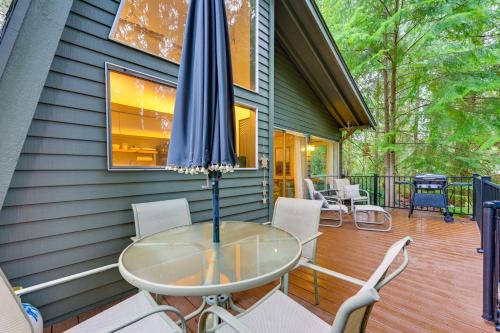 Burley House | Cozy Harstine Island Cabin with Ocean View & Fire Pit
